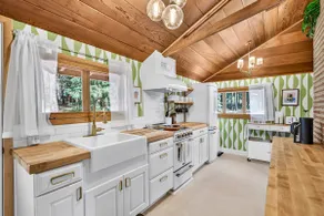 NEW! Rainbow Rd. Stylish Cabin w/Putting Green - Image 5