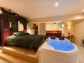 Private hot tub & XXL cinema – Suite for 2 - Image 2