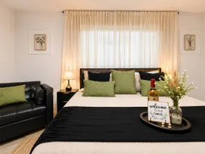 Modern Suite King Bed Free Parking - Image 2