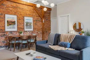 The Ladd Lounge - Kingbed Central Sleeps 4 - Image 3