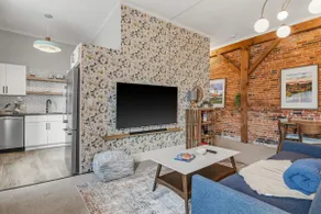 The Ladd Lounge - Kingbed Central Sleeps 4 - Image 1