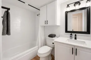Ideal 2BR king suite close to UT, Moody Center - Image 4