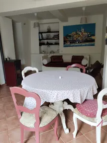 Vacation home with garden - Image 3