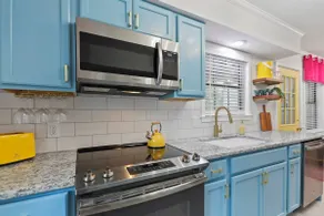 Newly Remodeled! Bright & Spacious home! Sleeps 8 - Image 3