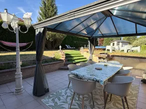 Vacation home with pool - Image 2