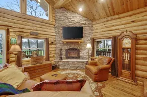Beautiful Built Pine Log Cabin at Lake Panorama - Image 4