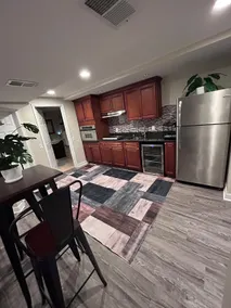 Lower Level Executive Suite 5 Minutes from Airport - Image 5