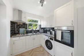 Spacious 4-Bed Nottingham Getaway | Parking - Image 3