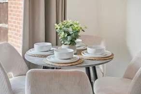 Spacious 4-Bed Nottingham Getaway | Parking - Image 2