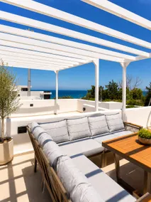 Modern rooftop apartment with sea view & pool - Image 3