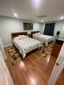 One bedroom, sleeps 4 with 2 queen beds! - Image 5