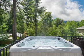 Mountain Ridge Retreat with hot tub & fire pit - Image 4