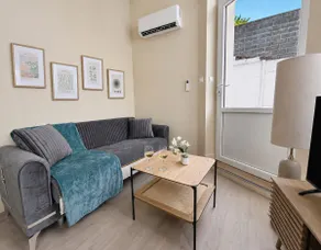 Luminous studio with patio in the city center - Image 3