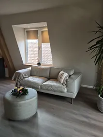 Stylish Apartment with Beamer Near the Station - Image 2