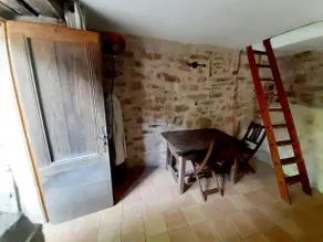 Rustic vineyard house - Image 4