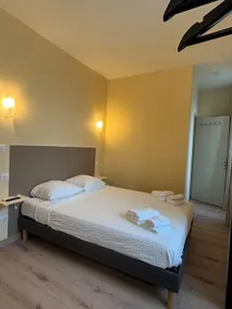 Air-conditioned room - historic heart of Rieupeyroux - Image 2