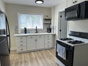 3BR House | Sleeps 6 | Sunroom | Free Parking - Image 3