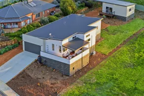 Stylish Escape with Panoramic Hill Views I Sleeps 12 - Image 3
