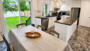 Bright family home with parking near Montreal - Image 5