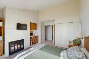 Condo in Glen Arbor with Lake Michigan sunset views fireplace deck washer & dryer - Image 5