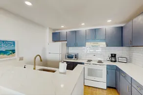 Condo in Glen Arbor with Lake Michigan sunset views fireplace deck washer & dryer - Image 4