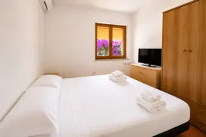 Home 3 Min from Beach | Free Parking Available - Image 2