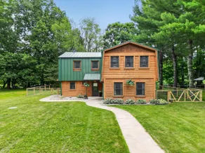 Lazy Cast Lodge: Hot Tub|King Bed|Sleeps 12|Quiet - Image 2