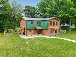Lazy Cast Lodge: Hot Tub|King Bed|Sleeps 12|Quiet - Image 3