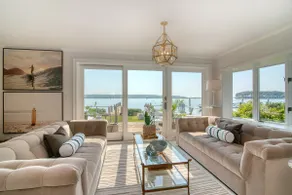 The Lobster Shack- Waterfront + dock Beach house - Image 2