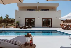 Casa Luma Design Villa, Heated Pool & Privacy - Image 3