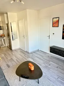 Bright cozy space on the outskirts of Paris - Image 4