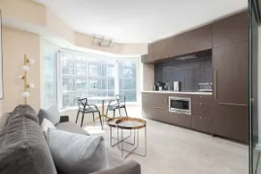 Designer 4 Seasons Luxury Bldg of Yorkville! - Image 2