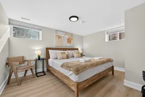 Modern 2 King Suite• Parking• DT Whitby - Image 2