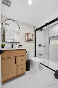 Modern 2 King Suite• Parking• DT Whitby - Image 3