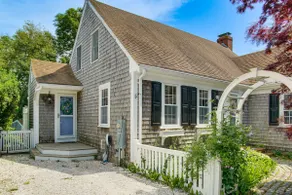 Waterfront Hyannis Gem: Walk to Hyannis Port Beach - Image 2