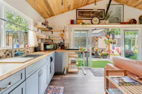 Cozy Fall Garden Guesthouse /Seattle & Bellevue - Image 5