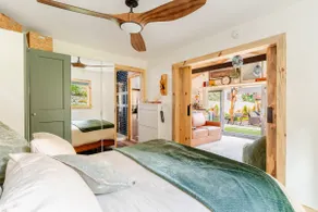 Cozy Fall Garden Guesthouse /Seattle & Bellevue - Image 4