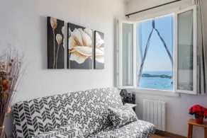 Cozy 1-bedroom apartment with stunning sea views - Image 4