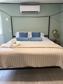 Cozy King Suite Near Florida’s Crystal Springs - Image 2