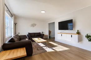 Updated/Modern 2 bed close to downtown - Image 5