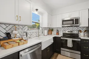 Townhome with Pool, King Bed, 4 min to Beach Park - Image 2