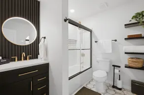 Townhome with Pool, King Bed, 4 min to Beach Park - Image 4