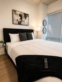 Luxury Midtown Skyline Retreat - Image 4