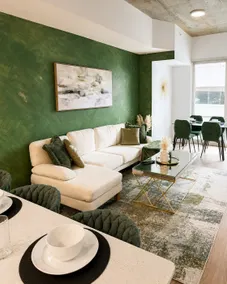 Luxury Midtown Skyline Retreat - Image 5