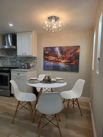 Modern Retreat |85” OLED, 2Gbps Wi-Fi & EV Charger - Image 2