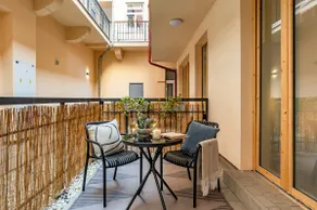 Studio with front garden near historic center - Image 5