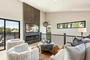 Luxe Downtown Getaway•Balcony Fire Pit•EV Charger - Image 3