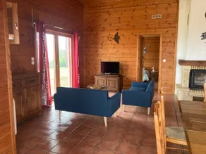 Wooden house with enclosed grounds - Image 2