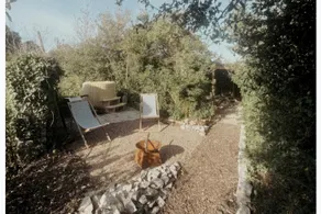 Pet Friendly Shepherd's Hut Sleeps 2 with Hot Tub - Image 4