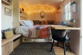 Pet Friendly Shepherd's Hut Sleeps 2 with Hot Tub - Image 5